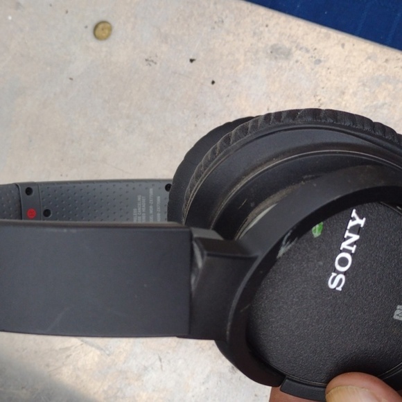 Sony Bluetooth Wireless Black MDR Headphones Noise Cancelling NWOT - Picture 2 of 2
